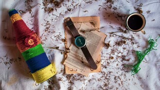 Os objetos sem uso ocupam um espaço ambíguo: não são importantes o bastante para ficar à vista, mas tampouco desprovidos de significado a ponto de serem descartados. Habitam zonas intermediárias, como a despensa alta, o fundo do armário ou a famosa “gaveta de tudo”. Ali, constroem pequenas colônias de lembranças, expectativas e adiamentos. E, apesar da aparente inutilidade, funcionam como cápsulas emocionais que resistem ao descarte racional