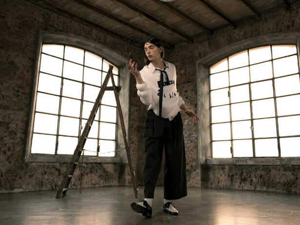 El terciopelo ha sido considerado durante siglos como uno de los tejidos más lujosos y complejos de producir. Originario de ciudades italianas como Lucca, Florencia, Venecia y Génova, este tejido se caracteriza por su suavidad y brillo distintivos