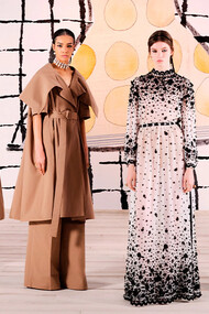 Modelos vestem alta cotura Dior pela estilista Maria Grazia, coleção Outono-Inverno 2023-2024