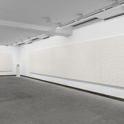 Loïc Le Groumelle, Écritures, mégalithes et cupules III, vue d'exposition. Avec l'aimable autorisation de la Galerie Karsten Greve. Photo de Nicolas Brasseur