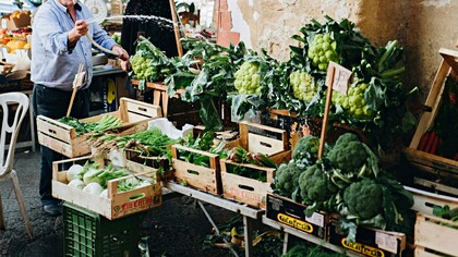 Fai una lista della spesa. Prima di andare al supermercato, pianifica i pasti e scrivi solo ciò che ti serve per evitare acquisti impulsivi 