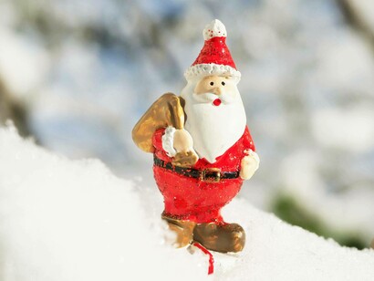 Un piccolo Babbo Natale sulla neve fresca: "Babbo Natale invece, cullato dal respiro gentile del bosco e dalla luce soffusa della neve che continuava a cadere silenziosa, si sedette su un ceppo e, con un sospiro sereno, si addormentò"