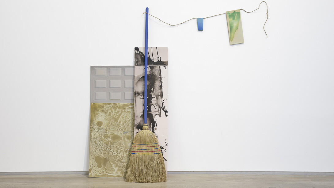 Carlos Kusnir, Sans titre -Acrylique sur bois, balais, ficelle, 2014 © Courtesy galerie Eric Dupont