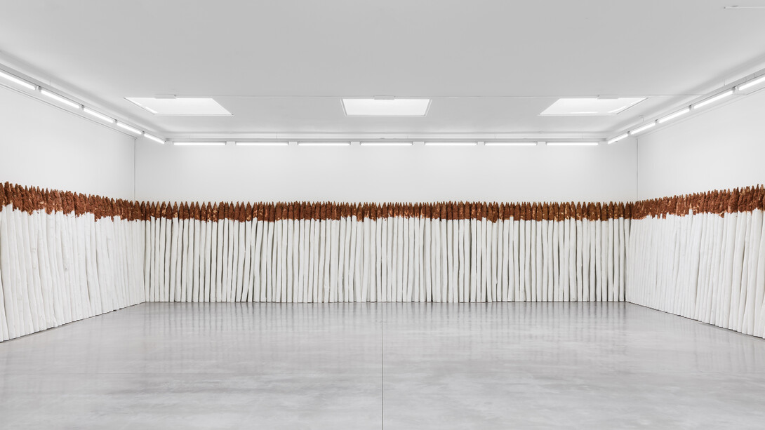 Cinthia Marcelle, Fence mirage – MDD version, vue de l’exposition. Avec l’aimable autorisation du Museum Dhondt-Dhaenens 