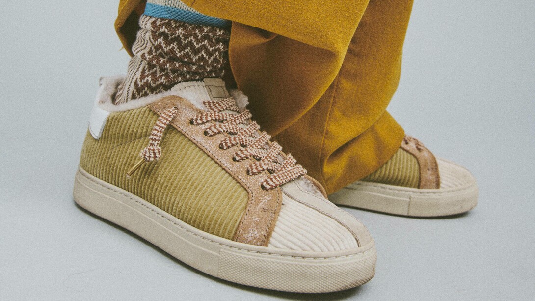 TVL | TheVerticaLine FW2526 Sneaker unisex low-top con tomaia in velluto corduroy e fodera in
montone