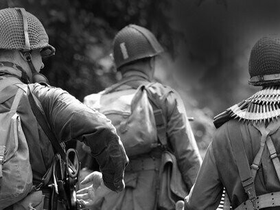 Um dos homens me segura apertado contra o peito. O coração dele bate forte também, igual ao meu. Ele fala coisas que não entendo direito, mas sei que não são ruins. Seu casaco está quente. Sinto um cheiro diferente, que não é de fumaça, nem de terra. É um cheiro que me lembra segurança, mesmo eu não sabendo por quê