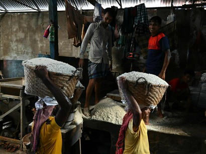 Tanto a alegria como a esperança nascem de desassossegos. Mas a alegria ignora-os e a esperança transforma-os em energia transformadora. A alegria não reconhece problemas. A esperança precisa da alegria para não conhecer problemas irresolúveis nem dificuldades inultrapassáveis. A alegria não faz perguntas. Graças à alegria, a esperança vive de perguntas a que é capaz de responder. A alegria é conciliação, enquanto a esperança nasce da disputa e da luta e só aceita uma reconciliação mais justa. A alegria não precisa de nada para estar alegre, enquanto a esperança precisa da alegria para continuar a esperançar

