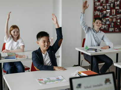 A educação digital precisa ser planejada de forma intencional, indo além do simples uso de ferramentas e incorporando discussões sobre direitos autorais, privacidade e a função das tecnologias no ensino