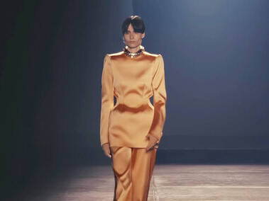 The collection resurrects old Hollywood glamour and the showgirl mythos—part goddess, part cultural cliché. Conceived as a fusion of Mugler’s codes and craft, it reflects a personal effort to balance tension and channel the house’s innate iconoclastic energy