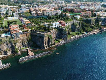 En Nápoles, el poeta decidió confiarle a Delia una tarea que también era una distancia: seguir desde Londres la revisión y corrección de la traducción del *Canto General*. Nápoles, Italia