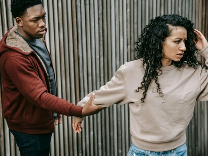 O caso da agressão envolvendo um atleta e sua namorada, em um  elevador em Natal, Rio Grande do Norte, gerou grande repercussão em todo mundo. O agressor desferiu mais de sessenta socos no rosto da indefesa mulher, que nada pode fazer. È chegado a hora de parar, precisamos dar um basta! Chegamos ao fim do poço. A sociedade não consegue conviver com tamanha barbárie, principalmente as mulheres