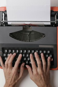 Havia décadas que Eugène Hyndormais estava na mesma área. Fôra o responsável por publicar (e até por descobrir) inúmeros autores e autoras de todo o reino. Porém, suas principais publicações eram de Edgard e Charles Vicarty, pai e filho, que atingiram o estrelato através de seus escritos, cada qual com suas características e seu estilo próprios