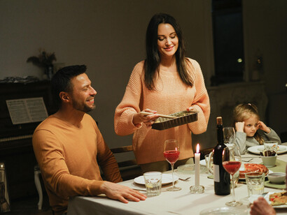 Sin embargo, esa misma abundancia, cuando se convierte en exceso, puede derivar en un consumo desmedido y en un desperdicio que contradice el sentido comunitario de la celebración