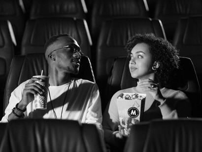 Muitas vezes, ver um filme é entendido como uma forma de entretenimento ligada ao ato de relaxar: após um longo dia, ligar a televisão e assistir a algo para descansar ou até dormir. E isso não é um problema; de fato, vivemos em um mundo em que muitas obras cinematográficas são produzidas exclusivamente para o entretenimento, para que possamos “desligar” a cabeça e nos desconectarmos do mundo

