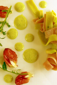 Tagliatelle verdi e rosa con radicchio, rucola e salsa di avocado  