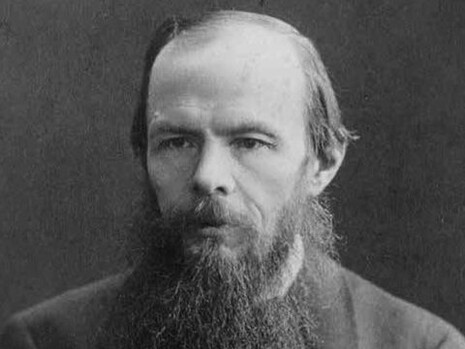 Dostoiévski. O que eu não sabia é que era uma literatura russa e eu que não tinha ainda hábitos nenhum de leitora, peguei logo um autor russo para passar o tempo? Mas não desisti, segui firme. Mesmo pegando o calhamaço russo com nomes complexos e de rodapés imensos antes de dormir e no dia seguinte tendo que ler páginas e páginas novamente, eu segui