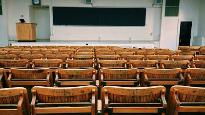 Vivenciar as mediações como absolutos, sem consciência da provisoriedade e do perspetivismo que as constitui, contribui para o empobrecimento das mesmas e para a frustração dos sujeitos que as protagonizam. Reflito desde a Escola [como conceito, mas sempre situada em circunstâncias múltiplas], mas creio que o mesmo se pode dizer de quaisquer experiências associativas de pessoas, com incidência naquelas que têm um forte impacto público, onde os partidos políticos e as igrejas podem ser pensados como paradigmas