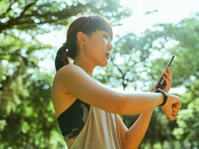 Mulher usa inteligência artificial do smartwatch para monitorar índices de saúde. O futuro da inteligência artificial na medicina promete ser ainda mais revolucionário. A integração de IA em dispositivos como smartwatches, que monitoram a saúde em tempo real, pode permitir uma vigilância constante de condições crônicas, promovendo intervenções precoces e prevenção de complicações. Além disso, a combinação de IA com telemedicina pode expandir o acesso ao atendimento médico, especialmente em áreas remotas ou subatendidas




