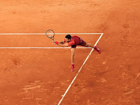 Novak Djokovic en pleine action durant le tournoi de Roland-Garros en France en 2024