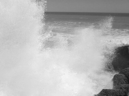 Evoco versos de Jaime Gil de Biedma para traer a la memoria un tiempo en que todavía era posible invocar el impulso ético que animaba la lucha por la vida