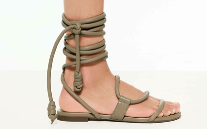 Sandalo in pelle di vitello con fondo in cuoio, lacci tubolari, color verde safari, fondo in cuoio