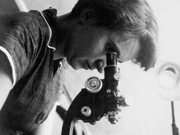 Rosalind Franklin (1920-1958), cristallographe, a fourni des images de diffraction aux rayons X cruciales pour la découverte de la structure de l’ADN. Son travail a permis à Monod de mieux comprendre la régulation génétique et la relation entre ADN et protéines