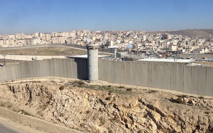 In Cisgiordania, i villaggi palestinesi vivono quotidianamente l’assedio di posti di blocco e strade riservate ai coloni. In copertina il checkpoint israeliano di Qalandia