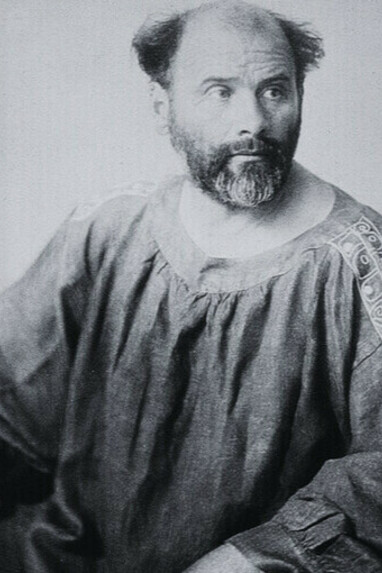 Un autre instantané de Klimt dans une pose méditative, à la fois proche de son art et éloigné de son époque, illustrant le contraste entre la recherche d'une beauté éternelle et l'intensité de sa démarche créative