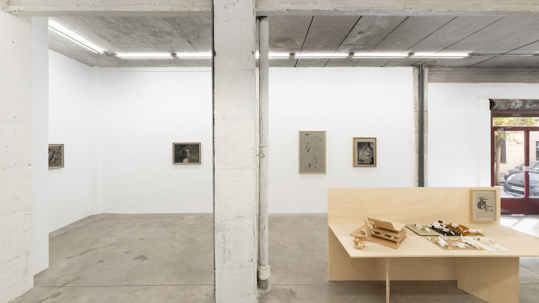 José Miguel Pereñíguez, Sin luz ni aviso, vista de exhibición. Cortesía de Galería The Goma