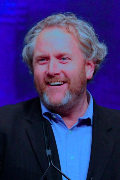 Andrew Breitbart. Breitbart News war ein kleines, 2007 gegründetes Medienunternehmen, das nach rechts tendierte und versprach, die Welt in diese Richtung gehend zu verändern