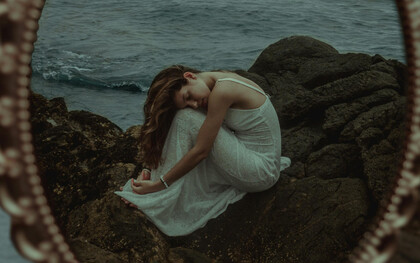 En el díptico, cada relato se refleja en el otro, invitando a descubrir la tensión y el misterio que laten entre lo que se ve y lo que no