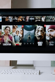 Tela de computador em site de streaming de filmes e séries