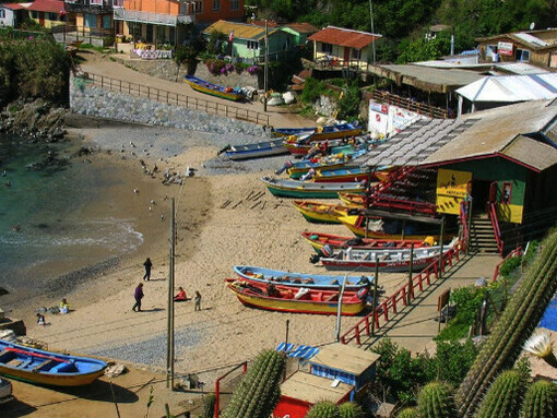 Uno disfruta del contacto con un pueblo amable: "duros en el trabajo, y sufridores, de fríos mortales, hambres y calores". Caleta Quintay, Chile
