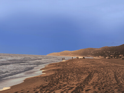 Otoño se acerca, y lo que hoy es un atardecer apacible pronto será preludio de noche y frío. El invierno suave en Castelldefels contrasta con la aspereza solemne El Mediterráneo de Castelldefels, España