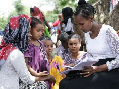 In the North Shewa Zone of Ethiopia’s Amhara region, social worker Meron Abeje provides assistance to Mulu Admassu, a mother of three displaced by conflict