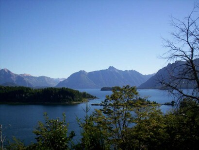 Si bien la mortalidad es elevada tanto en septicemias primarias como en heridas infectadas, es probable que esté globalmente sobredimensionada por falta de notificación de casos leves. Lago Nahuel Huapi, sus aguas fluyen hacia el río Limay que luego se une al río Negro, Provincia de Rio Negro, Argentina