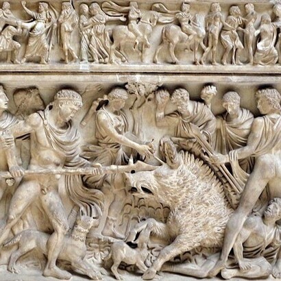 Nel dialogo con l’animale, il protagonista comprende che la vera ferocia non appartiene alla bestia, ma agli uomini e alle loro armi. Sarcofago con caccia al cinghiale calidonio e corteo funebre, Palazzo Barberini, Roma