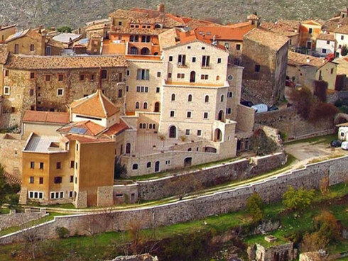 Que la belleza puede surgir del error, del pliegue, del borde. Fara in Sabina, Italia
