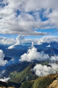 Vista dalle Alpi svizzere sul lago di Como e sul lago di Lugano, Svizzera