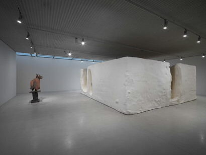 Thomas Houseago, Journey, exhibition view. Courtesy of Xavier Hufkens