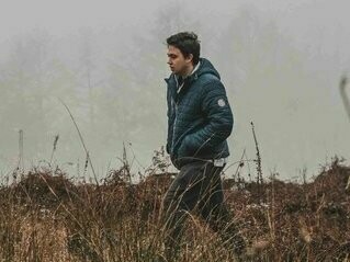Conheça a selva das relações: Ecoando a seca do amor, essa selva revela a constante falta de fé nos relacionamentos. Explore seus segredos e mistérios, onde líquidos de indulgência fluem sob a chuva