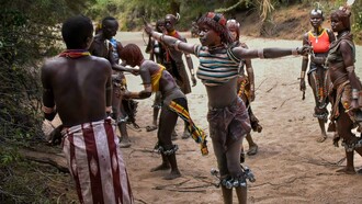 Mulheres são chicoteadas em ritual tradicional da tribo Hamar. Não se trata de crueldade ou sofrimento, mas como um símbolo de força e resistência. O objetivo é mostrar que estão ali para encorajar o rapaz que está prestes a saltar sobre as vacas, um dos maiores testes de bravura da tribo. O salto, que deve ser feito sem hesitação, simboliza a passagem do menino para a fase adulta e a preparação para o casamento. Se ele conseguir saltar todas as vacas de uma vez, se tornará um homem e estará pronto para se casar. Caso não consiga, poderá tentar novamente, mas o fracasso inicial traz grande vergonha para a família