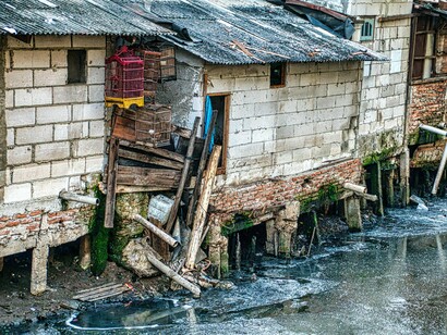 A leptospirose é excessivamente predominante em zonas quentes e subtropicais, onde fatores climáticos como chuvas torrenciais e enchentes intensificam a propagação da doença (Lau, Smythe, Craig, & Weinstein, 2010)


