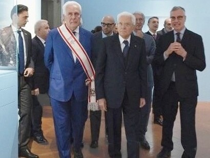 Carl Brandon Strehlke con il presidente della Repubblica, Sergio Mattarella, il presidente della Regione Toscana, Eugenio Giani e la sindaca di Firenze, Sara Funaro, nelle sale di Palazzo Strozzi