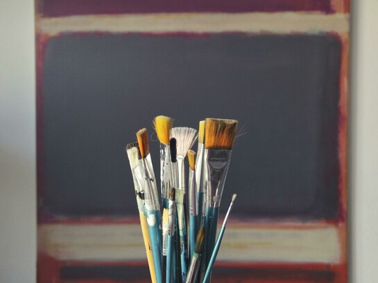 El estudio de Pablo Aloy es un espacio dinámico donde las pinturas cambian con cada visita