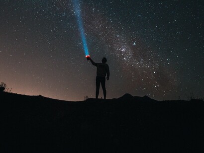 Te vejo daqui e vos saúdo! No silêncio dos meus desejos, vou aspirando a Vontade do universo, abrindo a boca superior do tubo, no topo da minha cabeça, para ser canal e prolongamento desse Raio chamado de vontade dona Alma! 