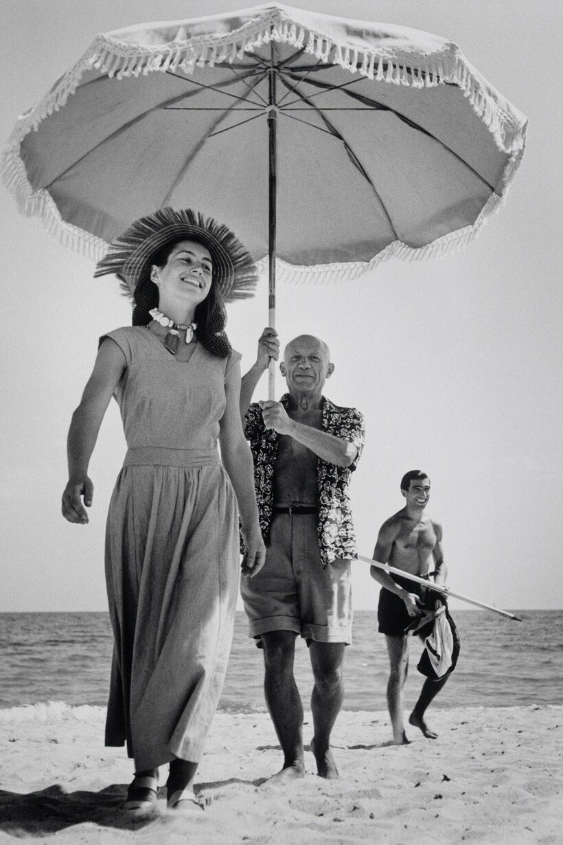 Robert-Capa-1913-1954-Francoise-Gilot-seguita-da-Pablo-Picasso-e-da-Javier-Vilato-sulla-spiaggia.jpg