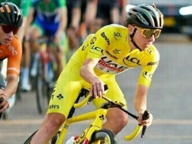 Le cycliste porte un maillot avec « Ukraine » dessus représentant son pays dans Le Tour de France 2024