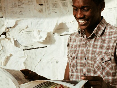 Suas criações dão tapas simbólicos na cara da sociedade — e abrem janelas para que nos desencantemos da mesmice de um humor que desmerece, ofende ou banaliza