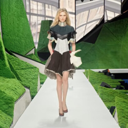 Qui un frame dal video della sfilata fatto da Fashion Channel